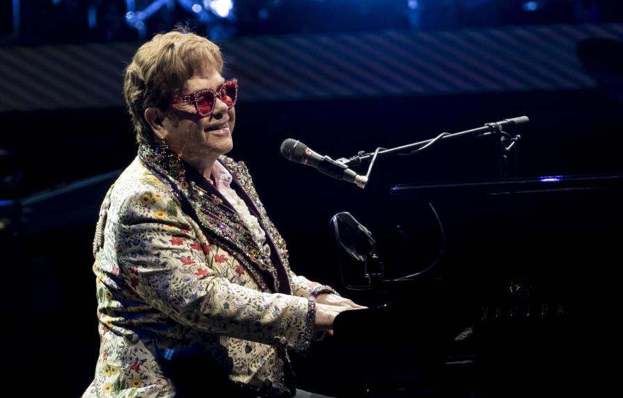 Elton John, positivo a la COVID-19