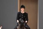 Carlota Casiraghi desfila a caballo para Chanel Alta Costura Carlota Casiraghi desfila a caballo para Chanel Alta Costura