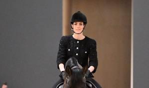 Carlota Casiraghi desfila a caballo para Chanel Alta Costura Carlota Casiraghi desfila a caballo para Chanel Alta Costura