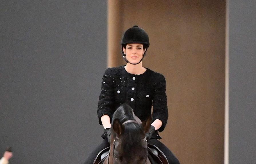 Carlota Casiraghi desfila a caballo para Chanel Alta Costura