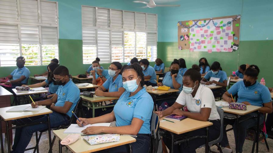 Maestros y estudiantes se integran a las escuelas