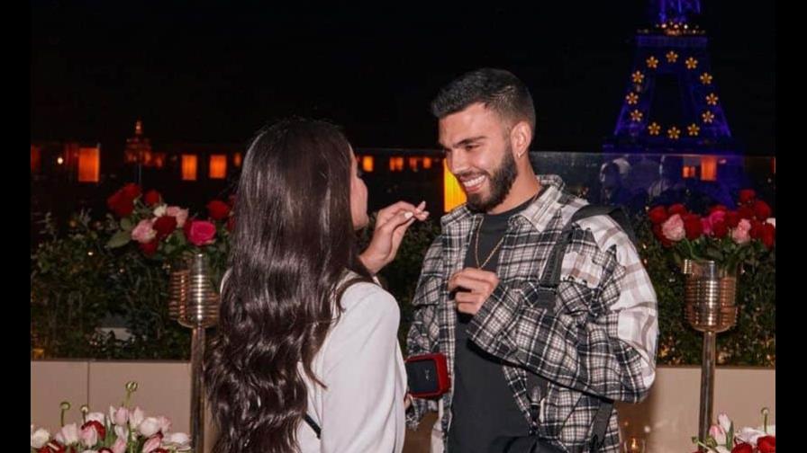 Julián Turizo se compromete con la modelo Mariana Ordosgoiti