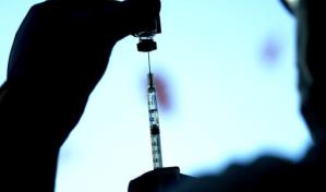 Pfizer inicia estudio de vacuna actualizada contra ómicron