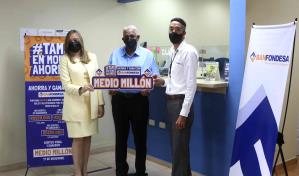 Banfondesa entrega medio millón de pesos a ganador del concurso sobre ahorro