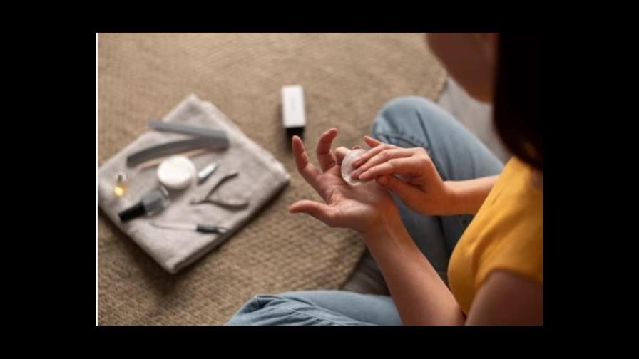Así puedes quitar el esmalte si no tienes quitaesmalte Así puedes quitar el esmalte si no tienes quitaesmalte