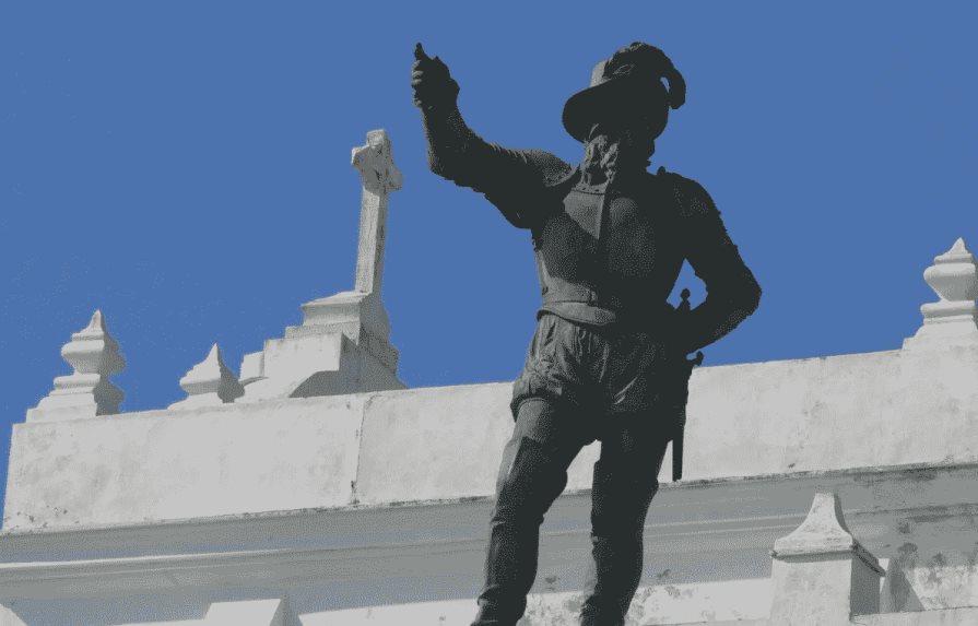 Reinstalan en Puerto Rico estatua de conquistador derribada antes de visita del rey de España
