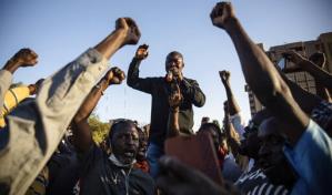 Marchan en Burkina Faso en apoyo a la nueva junta militar