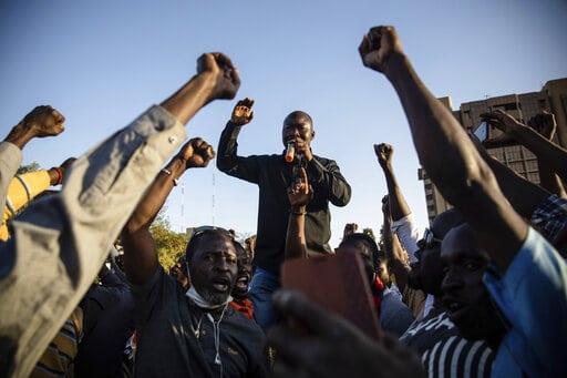 Marchan en Burkina Faso en apoyo a la nueva junta militar