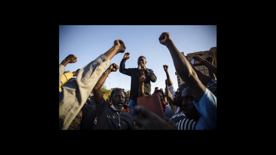 Marchan en Burkina Faso en apoyo a la nueva junta militar Marchan en Burkina Faso en apoyo a la nueva junta militar