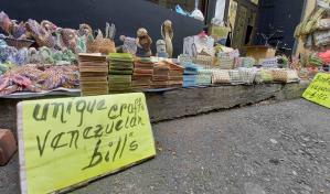 Los billetes venezolanos aún buscan valor convertidos en carteras y otras manualidades