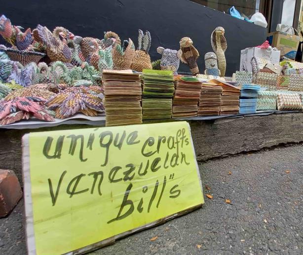 Los billetes venezolanos aún buscan valor convertidos en carteras y otras manualidades