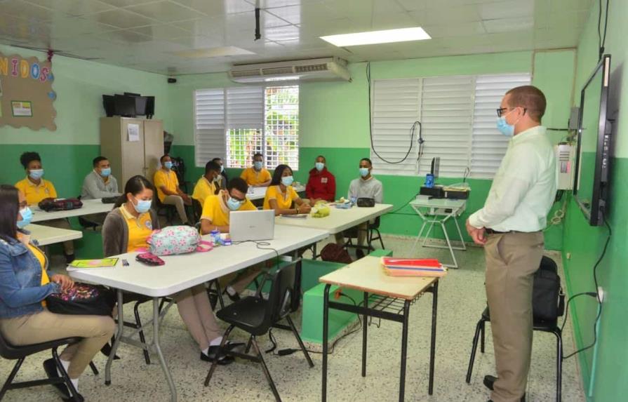 Al menos 65 profesores afectados de COVID-19 no retornaron a las aulas en Santiago