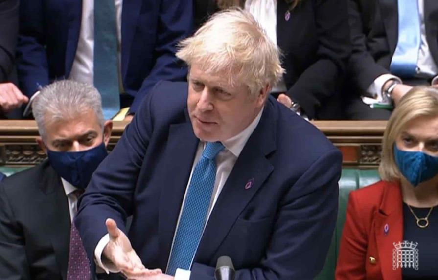Johnson rechaza dimitir y esquiva preguntas sobre fiestas en Downing Street