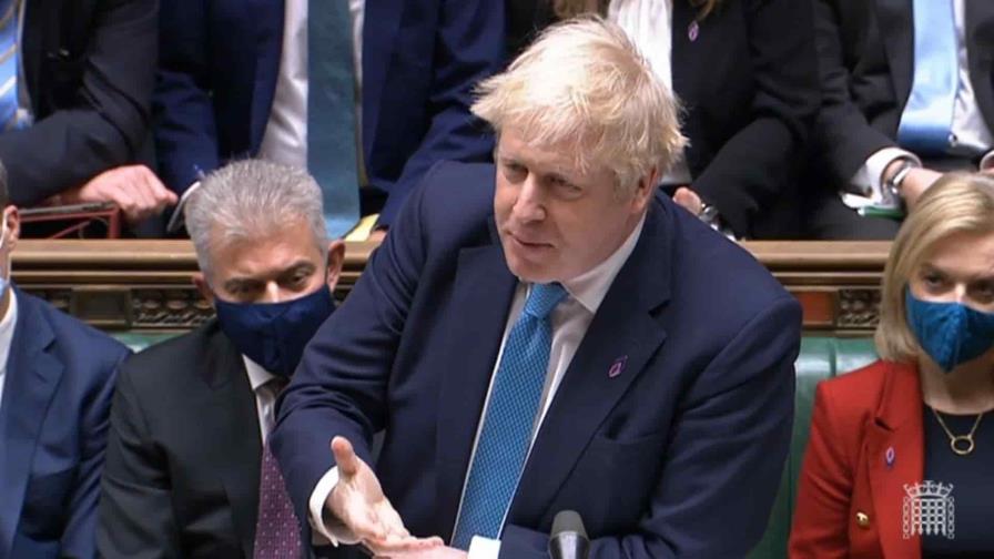 Johnson rechaza dimitir y esquiva preguntas sobre fiestas en Downing Street