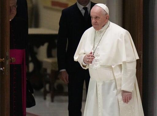 Papa Francisco sufre inflamación de rodilla que limita sus movimientos