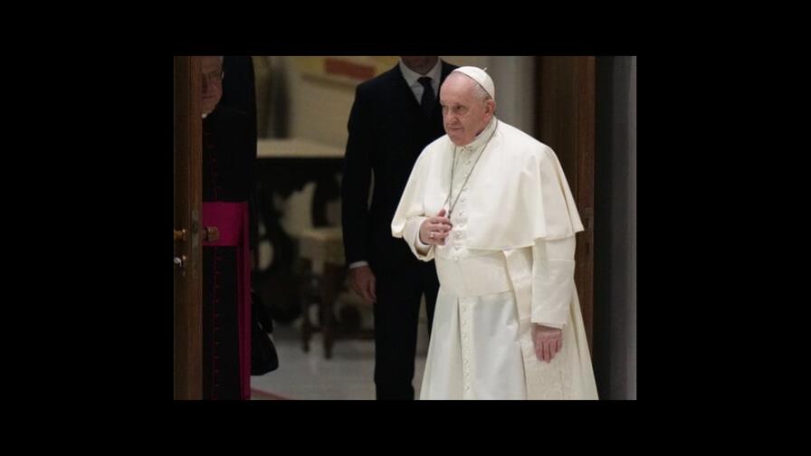 Papa Francisco sufre inflamación de rodilla que limita sus movimientos Papa Francisco sufre inflamación de rodilla que limita sus movimientos