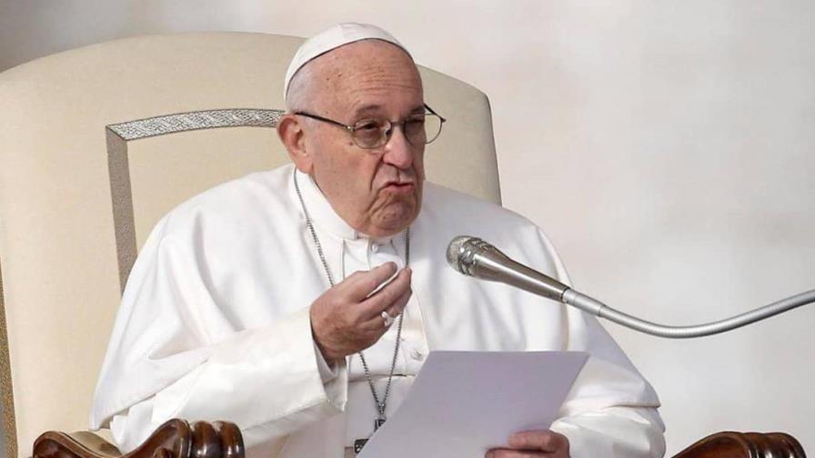 El papa pide no condenar a un hijo con una diferente orientación sexual