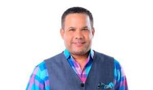 Abandonan las filas para prueba de COVID-19 para ver a Héctor Acosta