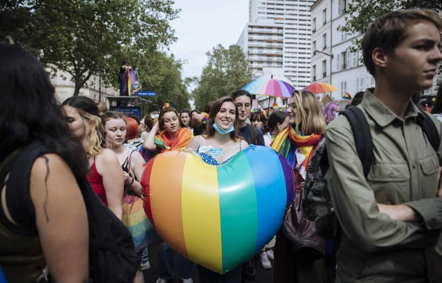 Prohíben en Francia la terapia de conversión LGBTQ