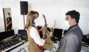Ministra de Cultura entrega instrumentos musicales al Centro Cultural T3 de Sabana Perdida