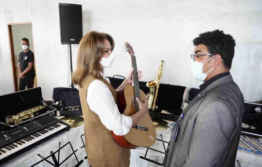 Ministra de Cultura entrega instrumentos musicales al Centro Cultural T3 de Sabana Perdida
