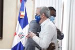 Presidente Abinader recibe a David Ortiz en el Palacio Nacional