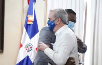 Presidente Abinader recibe a David Ortiz en el Palacio Nacional