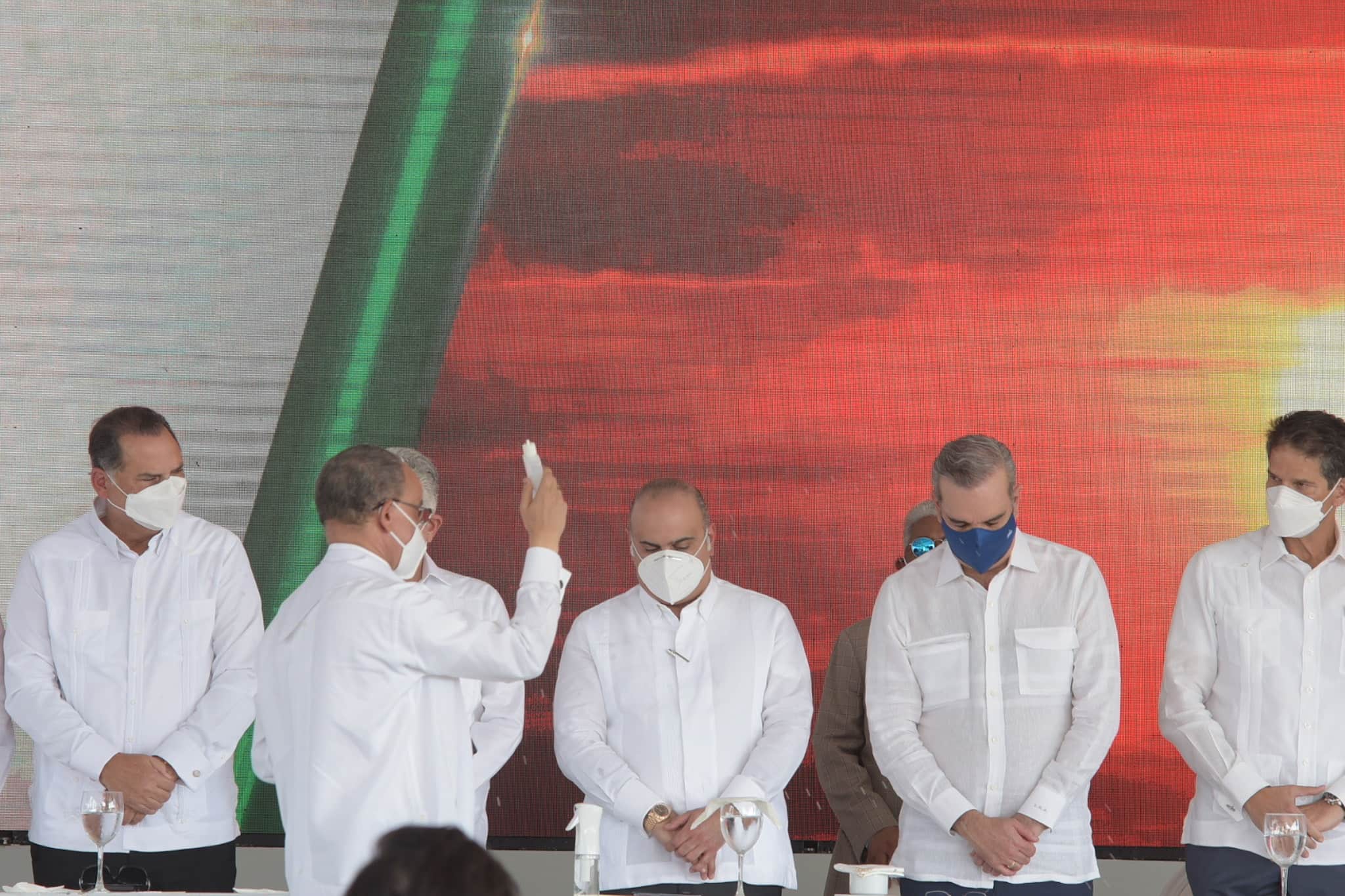El presidente Luis Abinader durante el acto de construcción  