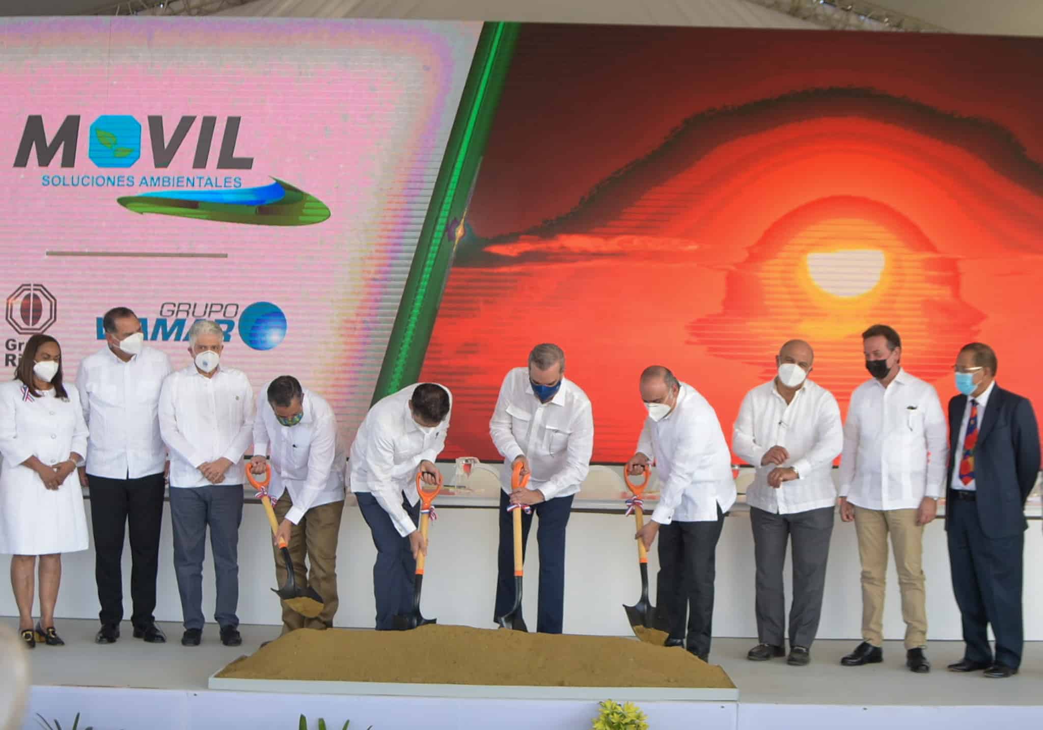 El presidente Luis Abinader durante el acto de construcción  