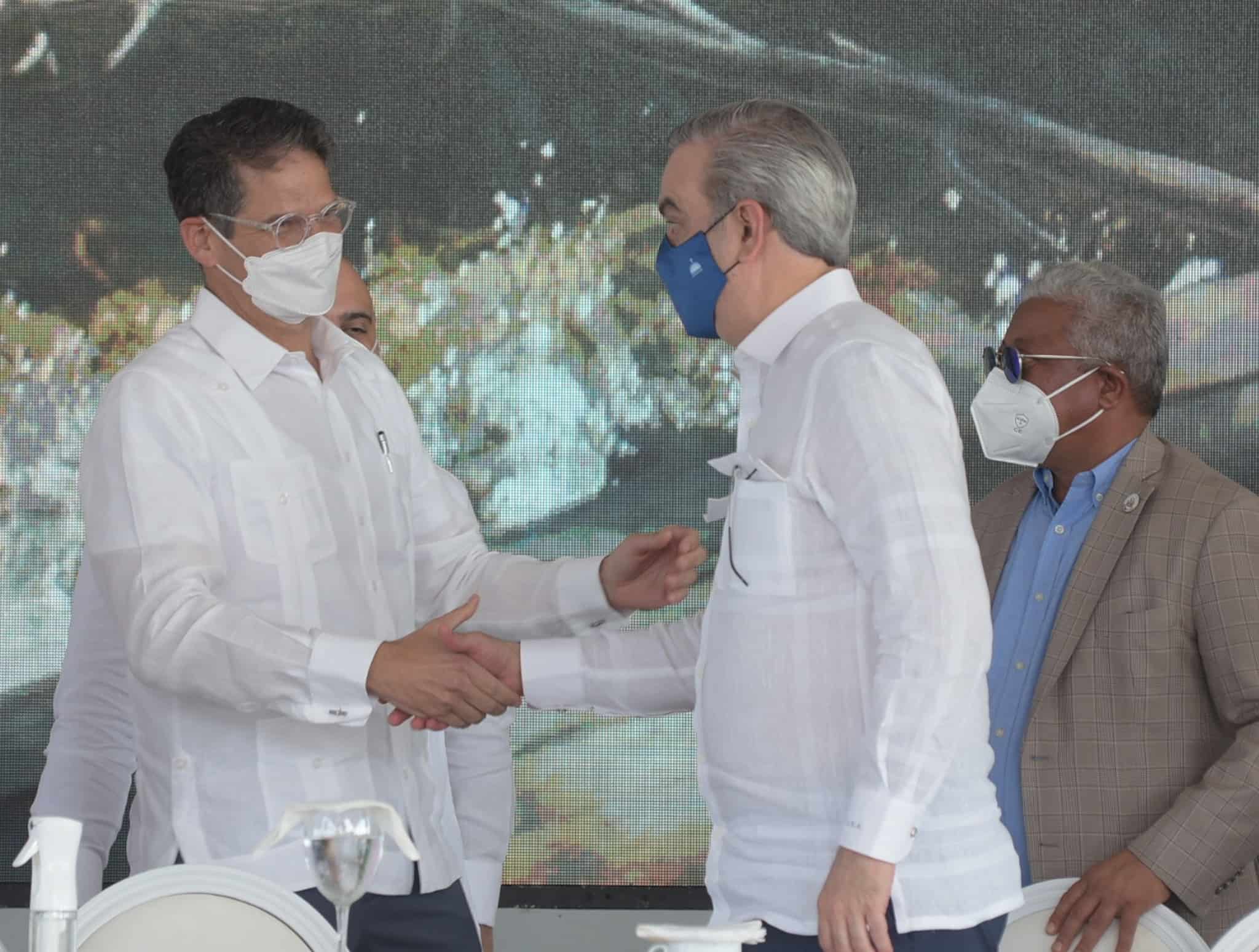 El presidente Luis Abinader durante el acto de construcción  