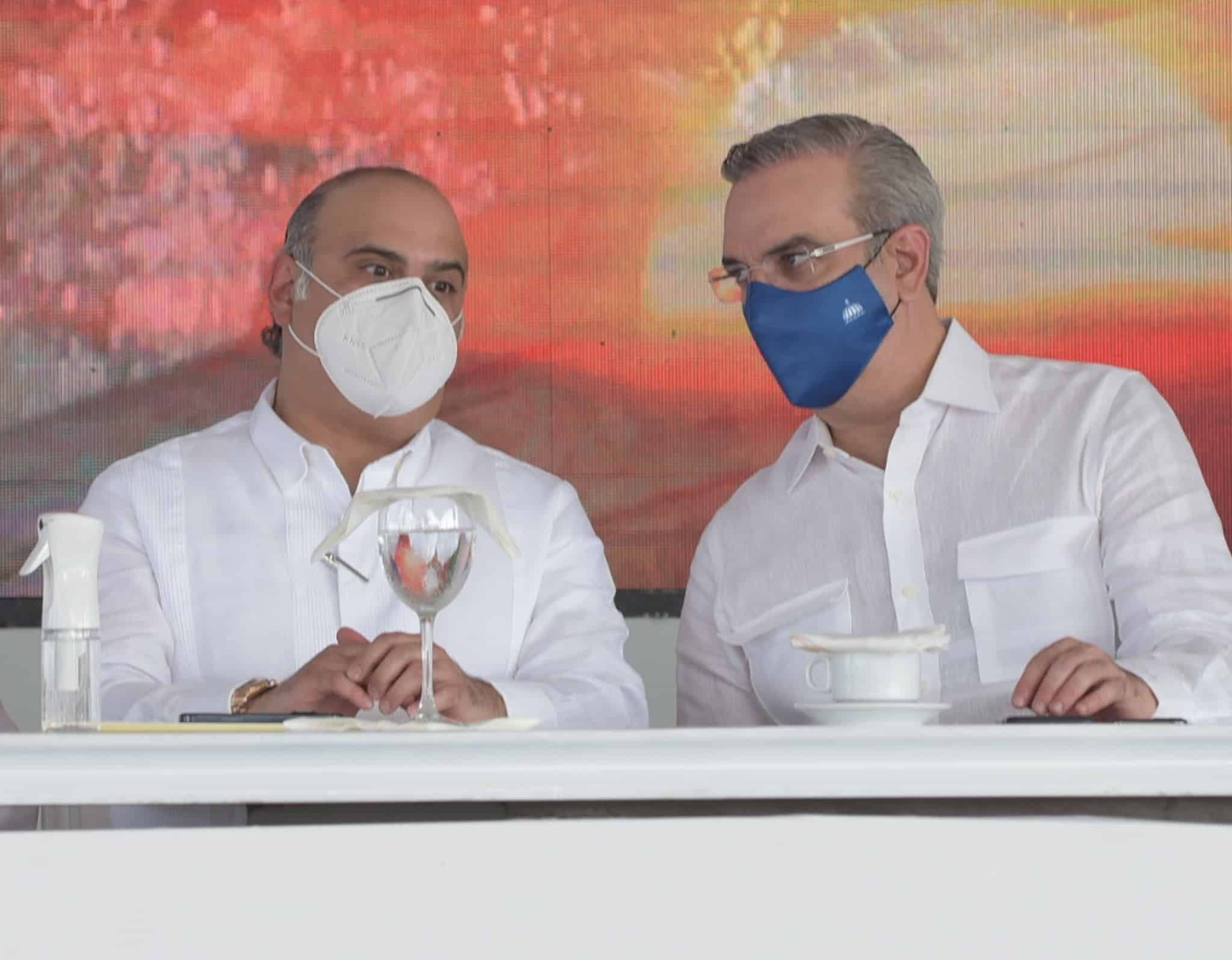 El presidente Luis Abinader durante el acto de construcción  