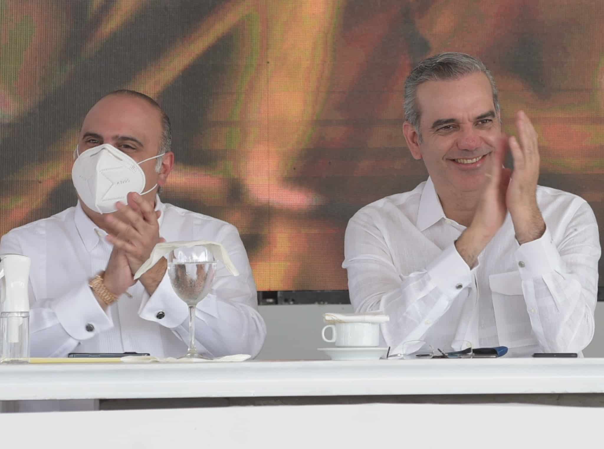 El presidente Luis Abinader durante el acto de construcción  