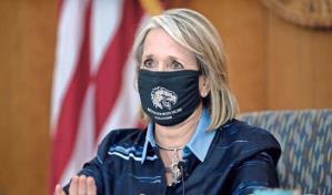 Gobernadora dará clases ante falta de personal por COVID en escuelas de EEUU