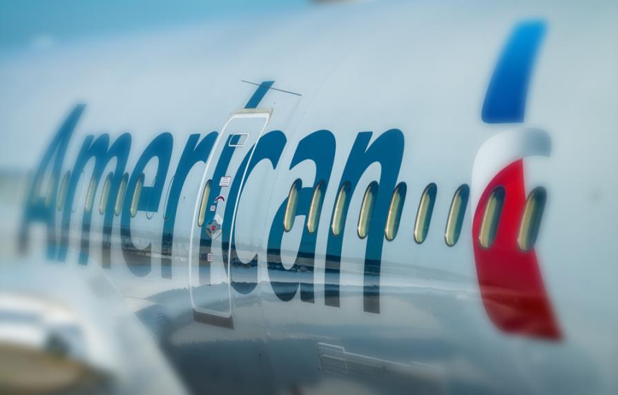 Pasajera denunció a piloto de American Airlines por tener calcomanía contra Biden en su maleta