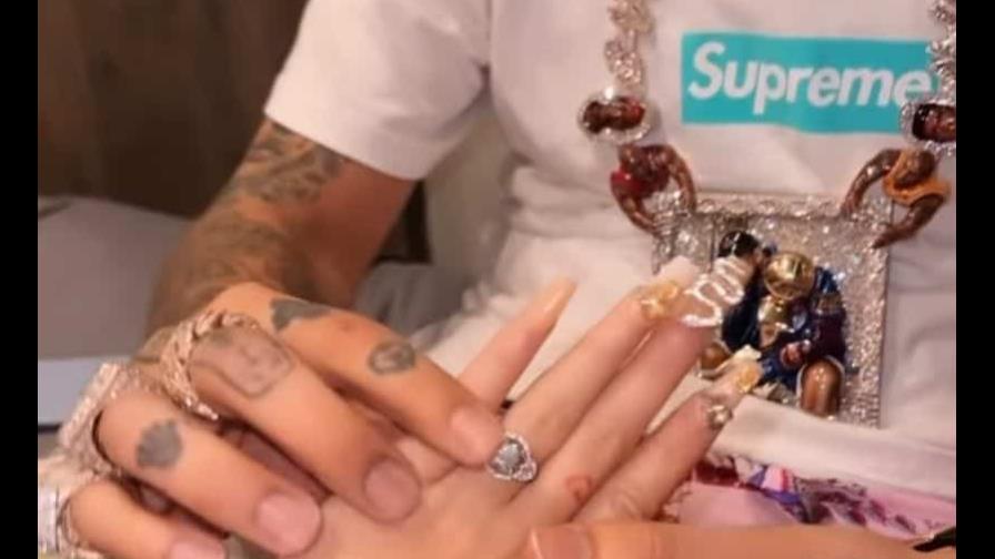 Anuel AA le entrega anillo de compromiso a Yailín La Más Viral Anuel AA le entrega anillo de compromiso a Yailín La Más Viral