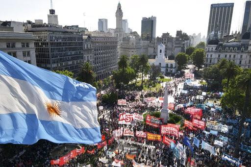 Crece incertidumbre en Argentina por pago de deuda al FMI