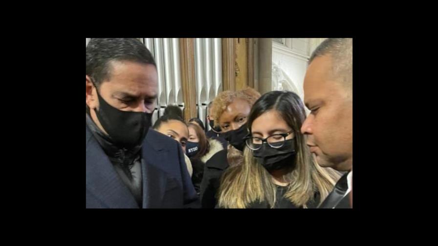 Entregan bandera dominicana a familiares de policía asesinado en NY Entregan bandera dominicana a familiares de policía asesinado en NY