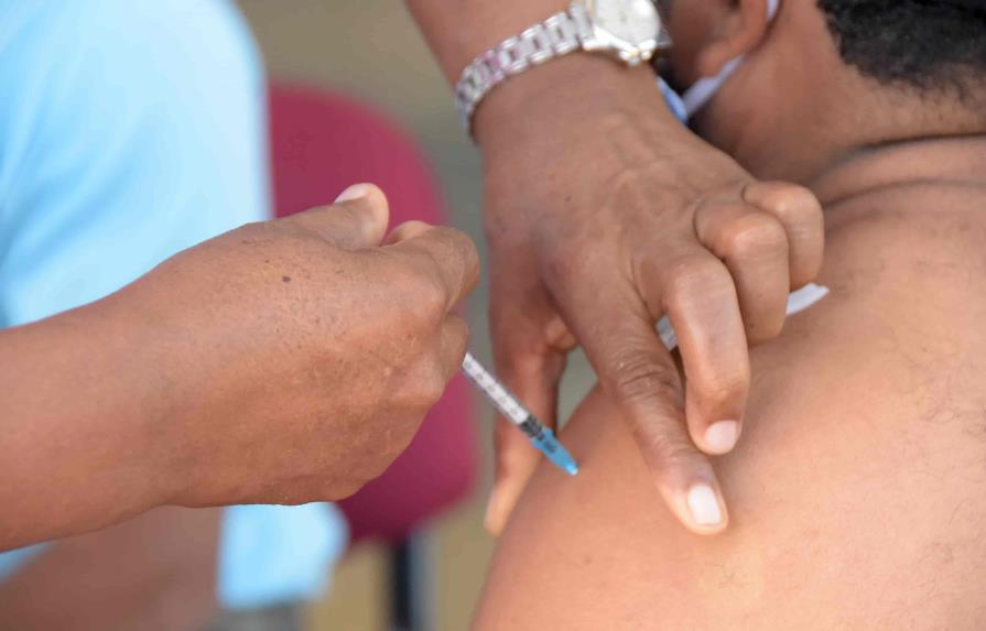 Aumenta ligeramente el flujo de personas en centros de vacunación COVID-19 de Santiago