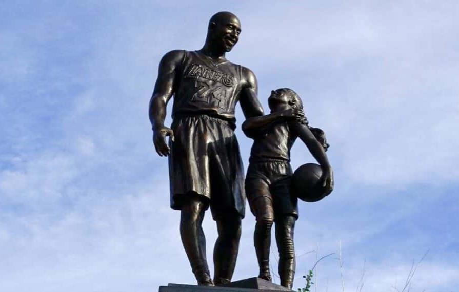 Levantan estatua en honor a Kobe Bryant y su hija