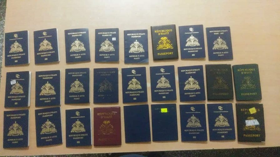 Detienen haitiano con 26 pasaportes sin visado y US$1,490 en Dajabón