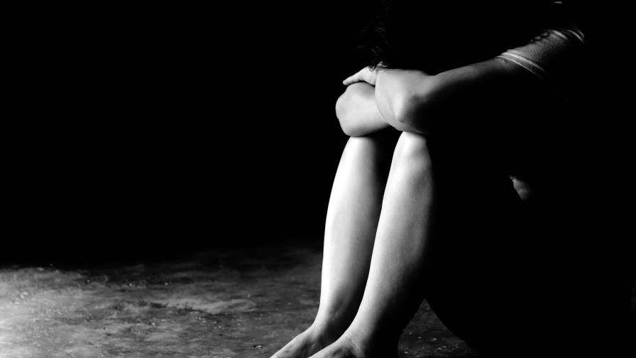Una joven es humillada en público en la India después de ser violada en grupo Una joven es humillada en público en la India después de ser violada en grupo