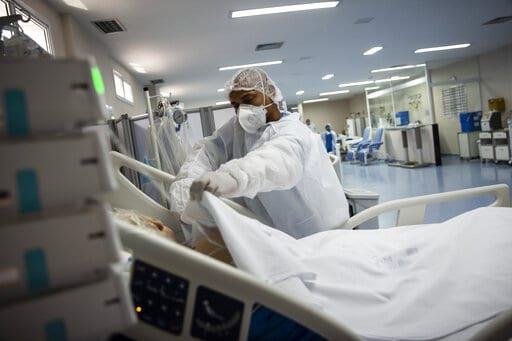 Ola de ómicron manda al hospital a no vacunados en Brasil