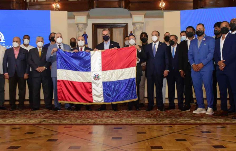 Presidente Abinader recibe a Gigantes; entrega Bandera Nacional 