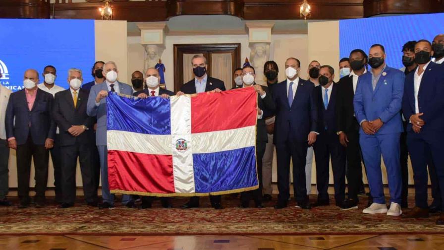 Presidente Abinader recibe a Gigantes; entrega Bandera Nacional Presidente Abinader recibe a Gigantes; entrega Bandera Nacional