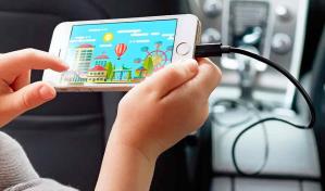 ¿Por qué puede ser riesgoso utilizar una tablet o un celular mientras se cargan?