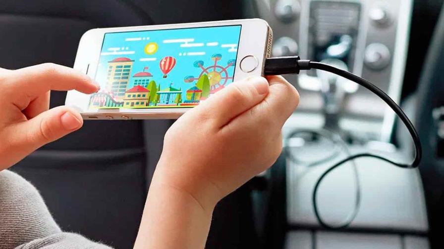 ¿Por qué puede ser riesgoso utilizar una tablet o un celular mientras se cargan?