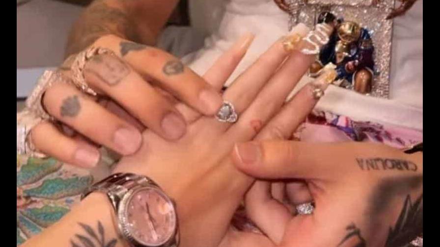El tatuaje de Karol G en la mano de Anuel que no pasó desapercibido mientras le daba el anillo a Yailín El tatuaje de Karol G en la mano de Anuel que no pasó desapercibido mientras le daba el anillo a Yailín