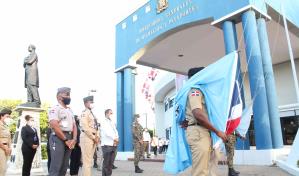 Pasaportes inicia "Mes de la Patria" con izamiento de Bandera Nacional