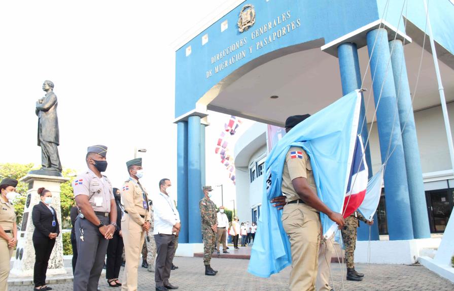 Pasaportes inicia “Mes de la Patria” con izamiento de Bandera Nacional