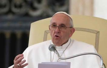 El papa pide verdad ante noticias falsas sobre COVID y vacunas